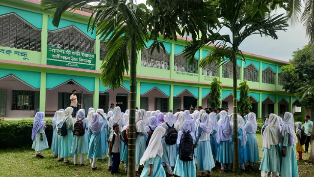 শিক্ষার্থীদের ক্লাস বর্জন, অফিস সহকারীকে বরখাস্ত 