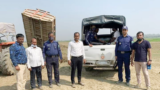 শিবগঞ্জের পদ্মায় অবৈধ বালু উত্তোলন করায় ৪ জনকে ১মাসের জেল